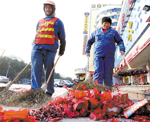 节日保洁忙-新闻中心-中bob半岛体育国宁波网(图1)