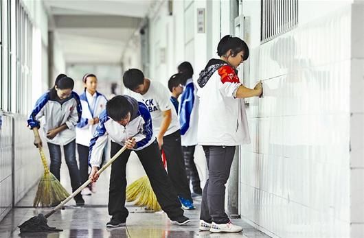 【身在最北方·心向党bob半岛官网中央】环卫工人国庆坚守岗位 守护城市靓丽风景(图1)