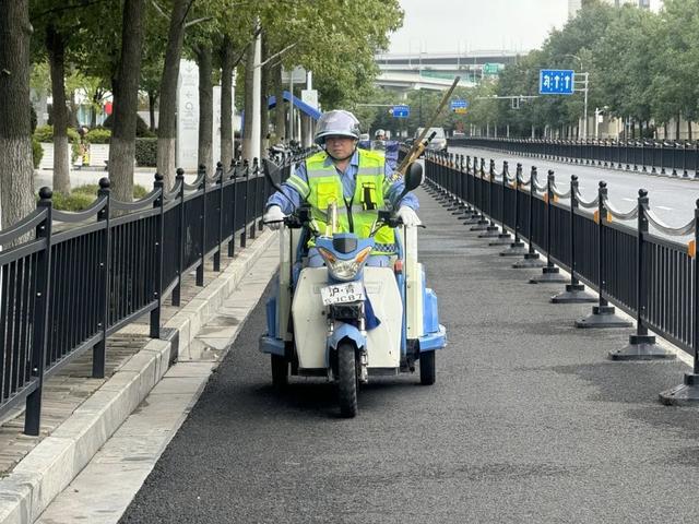 bob半岛体育国庆假期环卫人“洁”尽全力守护城市美丽(图1)