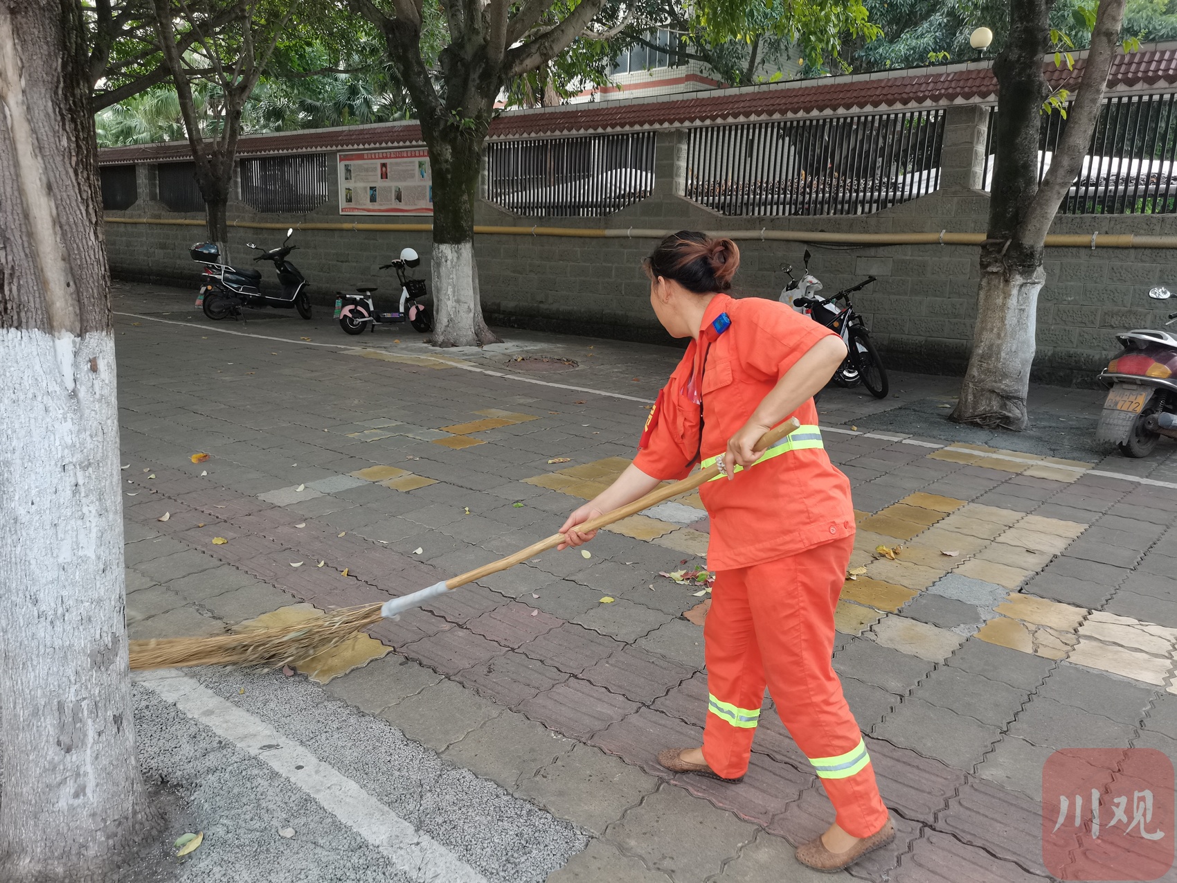 bob半岛官网平台清扫、冲洗、清运……迎“双节”资阳开启城区大扫除(图1)