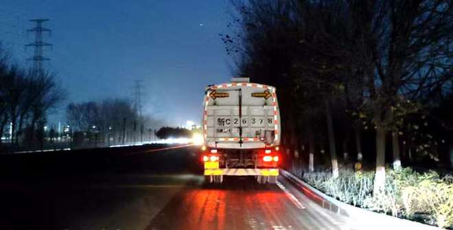 BOB半岛城管局环卫服务中心夜检道路清扫保洁工作 力保城市环境整洁(图2)