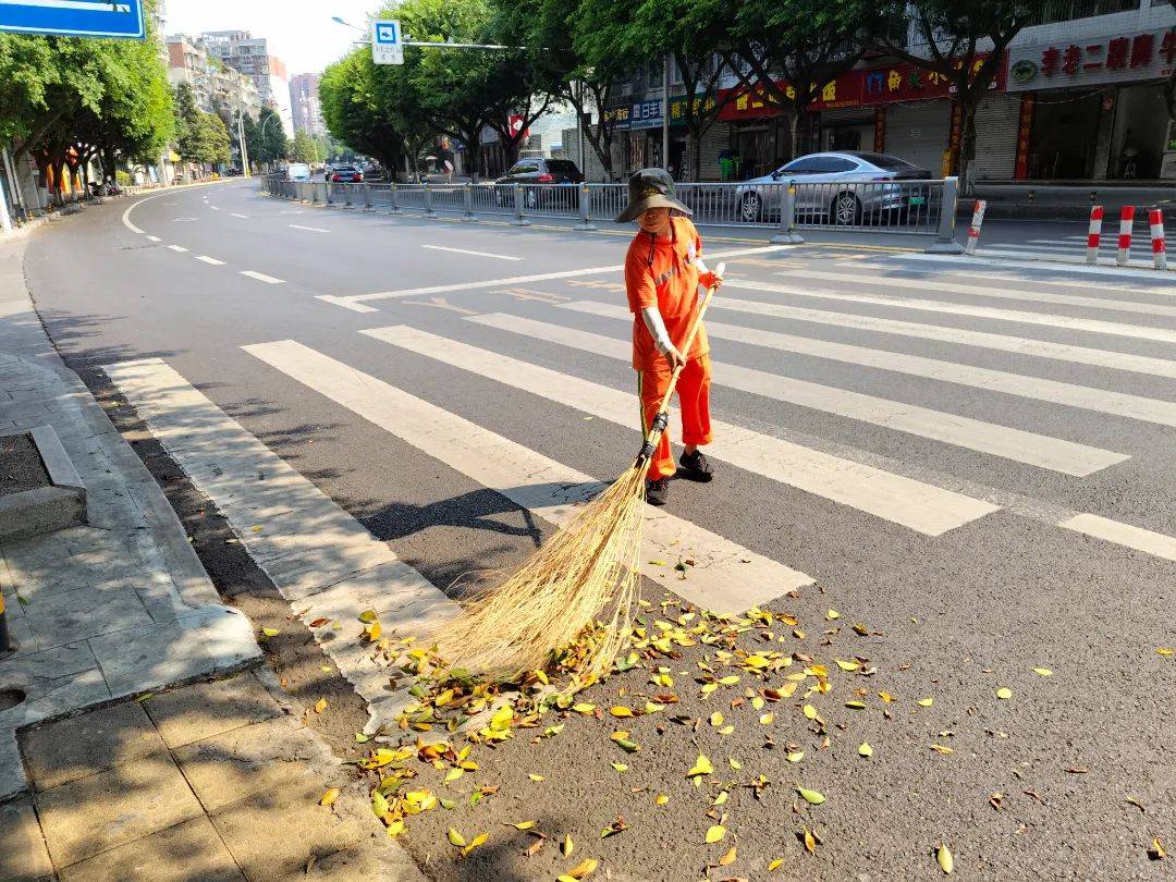 bob半岛体育巩固卫生城市进行时 强化保洁力度 提升城市“颜值”(图3)