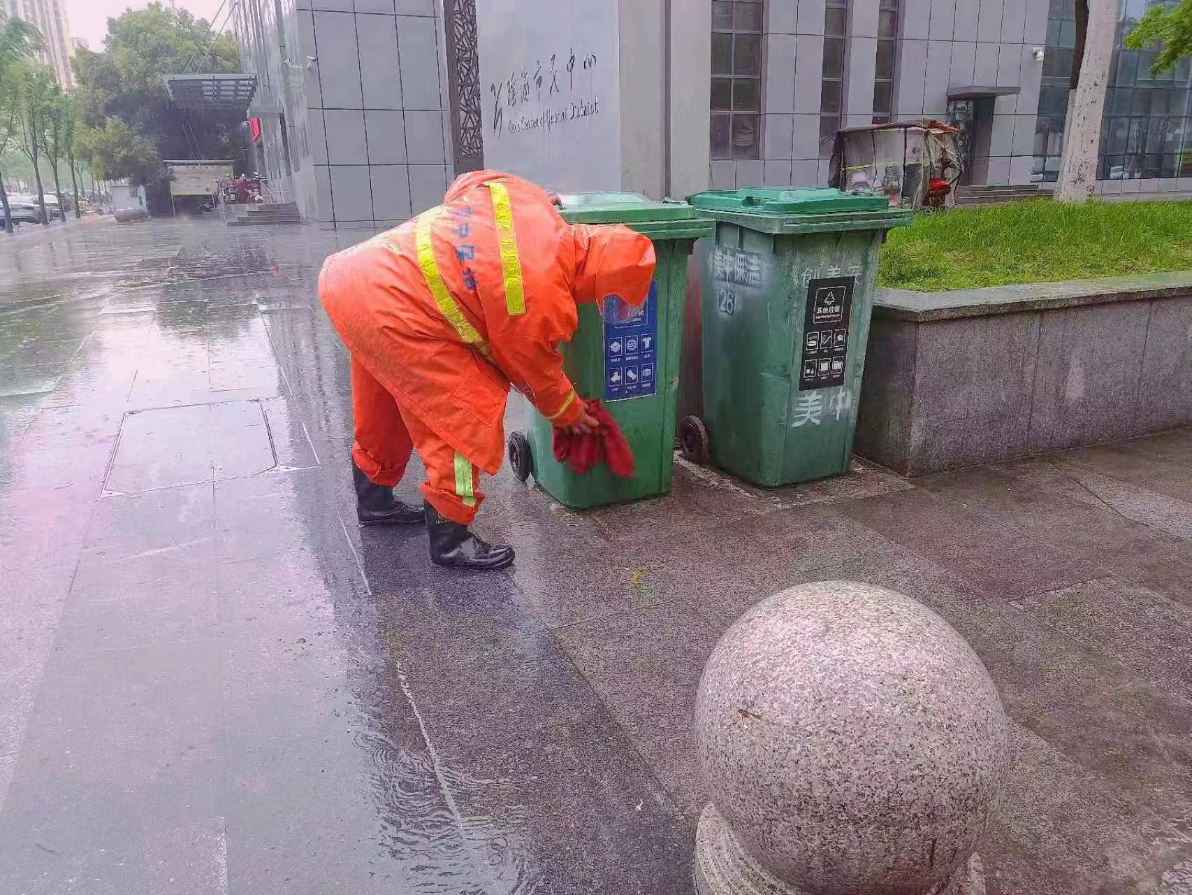 环卫保洁不停歇 清BOB半岛明节后更“清明”(图2)