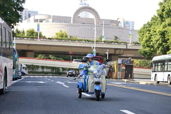 bob半岛体育今年黄浦新添9条中小道路示范街3个高效率保洁示范区！(图1)