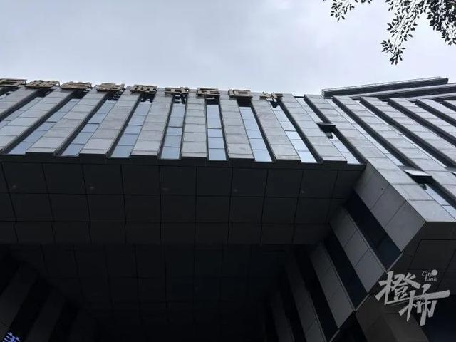 今早bob半岛官网平台杭州一外墙清洁工从高空摔落“绳子突然断了”(图2)