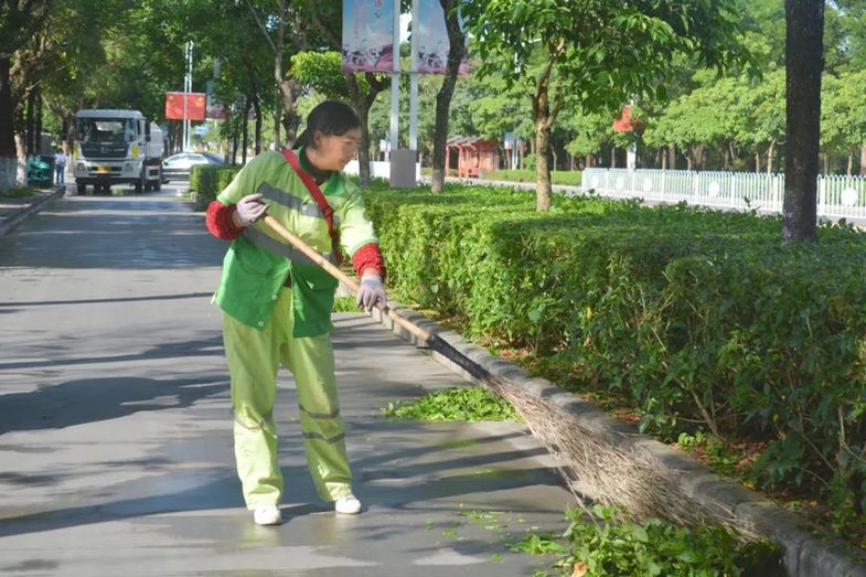 世界环卫日 城市“美容师”：用汗水守护城市“颜值”bob半岛体育(图1)