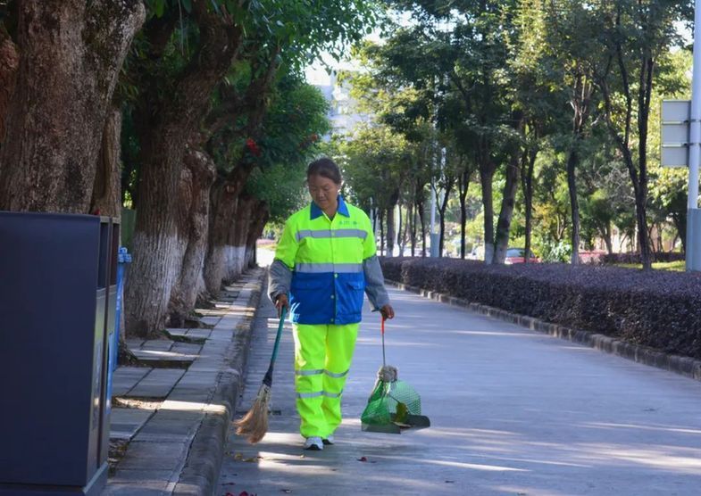 世界环卫日 城市“美容师”：用汗水守护城市“颜值”bob半岛体育(图3)