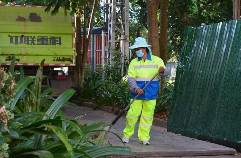 世界环卫日 城市“美容师”：用汗水守护城市“颜值”bob半岛体育(图2)