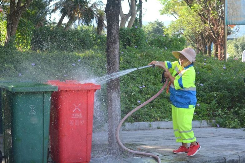 世界环卫日 城市“美容师”：用汗水守护城市“颜值”bob半岛体育(图5)